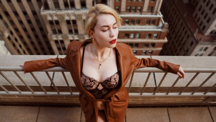 Adina Reay, lingerie luxe bonnets profonds : un guide pour un look audacieux