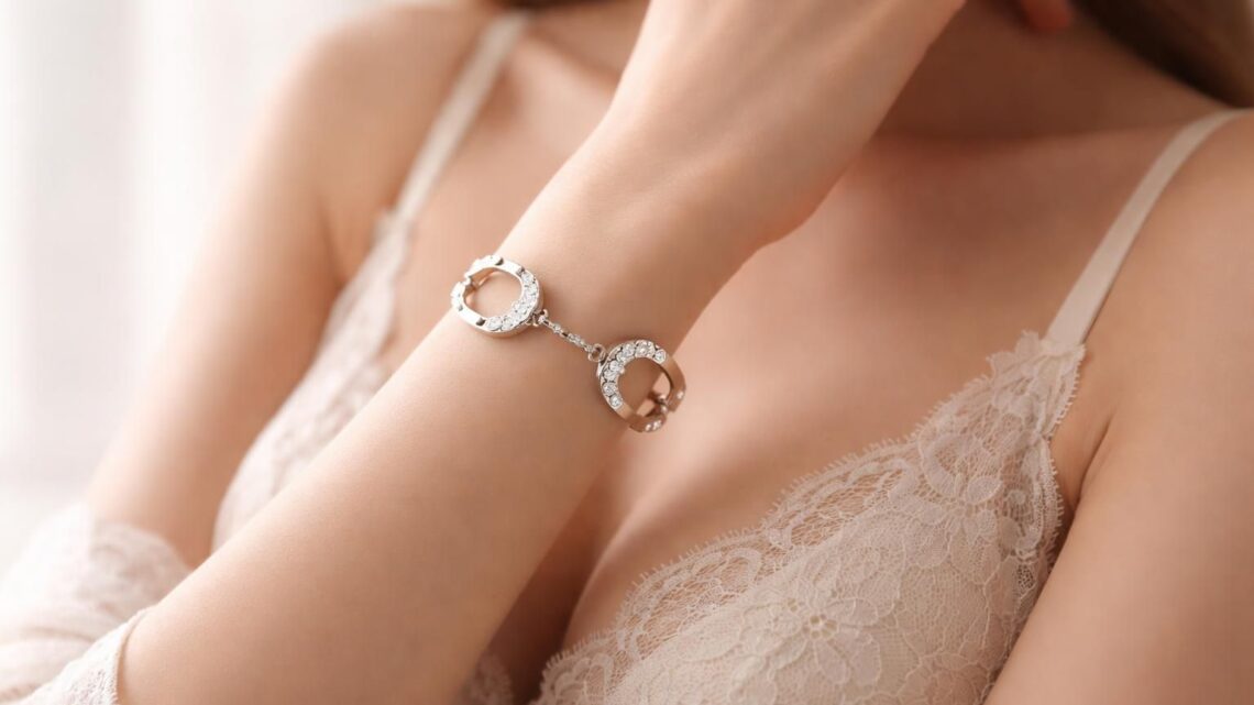 Bracelet menotté pour femme : le bijou de peau qui sublime votre lingerie