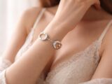 découvrez le bracelet menotté pour femme, un bijou de peau élégant qui sublime délicatement votre lingerie pour une touche de sensualité et de charme.