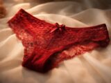 découvrez le charme irrésistible d'un sous-vêtement femme en dentelle rouge, alliant élégance, sensualité et confort pour sublimer votre féminité au quotidien.